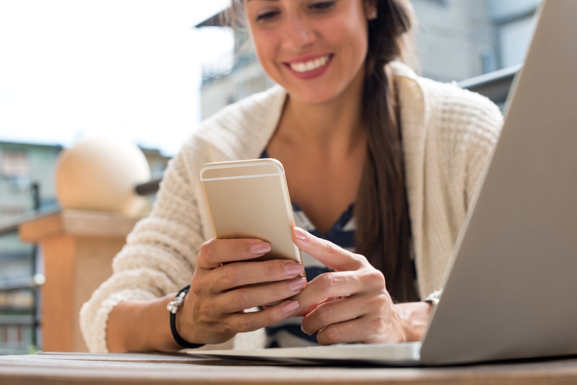 lady-holding-phone